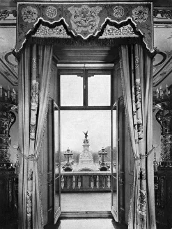 Images Dated 17th August 2007: View of the Victoria Monument from inside Buckingham Palace, London, 1935