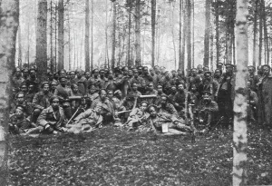 Visions de guerre sur le front russe; la compagnie de chasseurs qui a pris des tranchees... 1916. Creator: L.H Grondijs