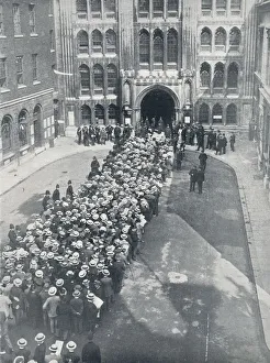 H H Asquith Prints: Waiting to enter the Guildhall for Mr. Asquiths first great call to arms meeting, 1914
