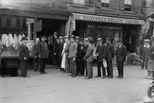 Draft Prints: Waiting to register, 6/5/17, 1917. Creator: Bain News Service