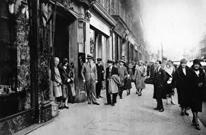 Dressmaker Prints: Waiting for seamstresses leaving work, Paris, 1931. Artist: Ernest Flammarion