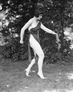 Tiptoe Prints: Wanger, Beatrice, Miss, 1921 June 21. Creator: Arnold Genthe