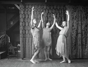 Wanger Beatrice Prints: Wanger, Beatrice, Miss, and other dancers, between 1912 and 1920. Creator: Arnold Genthe