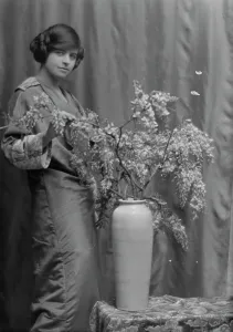 Wanger, Beatrice, Miss, portrait photograph, between 1912 and 1915. Creator: Arnold Genthe