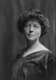Intellect Prints: Ward, Mable R. Mrs. portrait photograph, 1913. Creator: Arnold Genthe