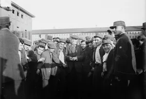 Prisoners Prints: Warden Osborne & prisoners, between c1910 and c1915. Creator: Bain News Service