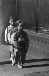 Californian Prints: Washington Street, Chinatown, San Francisco, between 1896 and 1906. Creator: Arnold Genthe