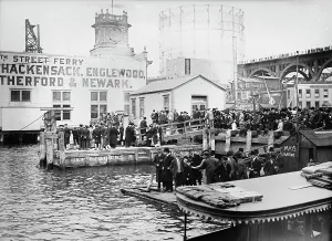 Spectating Prints: Watching warships 10/28/11, 1911. Creator: Bain News Service