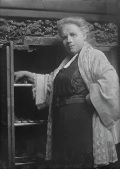 Linen Press Prints: Weisse, Mrs. portrait photograph, 1913 Mar. 28. Creator: Arnold Genthe