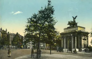 Quadriga Prints: Wellington Arch, Entrance to the Green Park, London, c1915. Creator: Unknown