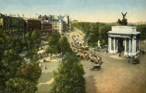 Hyde Park Gallery: Wellington Arch and Quadriga, London, c1915. Creator: Unknown