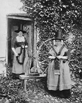 Race Collection: Welsh women with a spinning wheel, 1912