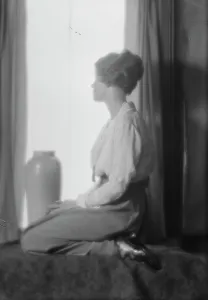 Looking Out Prints: Williams, Harry, Mrs. portrait photograph, 1914 May 7. Creator: Arnold Genthe
