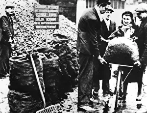 Occupied Prints: Winter relief, distribution of coal, France 1940-1944