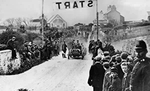 Onlookers Collection: Wolseley at the start of the Gordon Bennett eliminating trials, Isle of Man, 1905