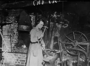 Smithy Prints: Woman blacksmith, Eng. [i.e. England], between c1915 and 1917. Creator: Bain News Service