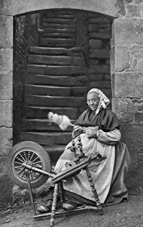 Images Dated 4th December 2009: A woman at a spinning wheel, Dinan, Brittany, France, c1922