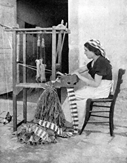 Craftswoman Prints: Woman weaving with straw on a hand loom