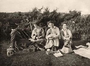 Images Dated 2nd August 2007: Women enjoying a picnic, 20th century