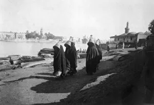 Women water carriers, Tigris River, Baghdad, Iraq, 1917-1919