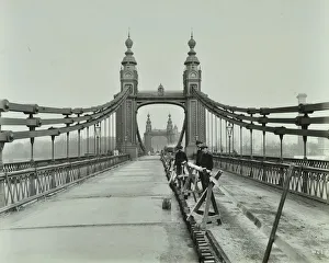 Wandsworth Collection: Workmen on old Chelsea Bridge, London, 1921
