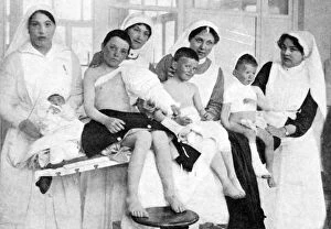 Images Dated 12th January 2008: Wounded children from Ypres with nurses at La Panne, Belgium, First World War, 1914-1918, (c1920)