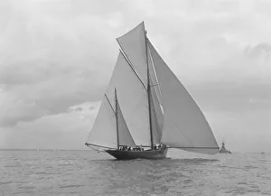 Stern View Prints: The yawl Harbinger running downwind, 1922. Creator: Kirk & Sons of Cowes