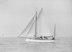 Under Sail Prints: The yawl Heroine under sail, 1913. Creator: Kirk & Sons of Cowes
