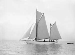 Dinghy Collection: The yawl Meander sailing in close-hauled, 1913. Creator: Kirk & Sons of Cowes