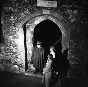 Visitor Prints: Yeoman Warder and visitors at the Bloody Tower