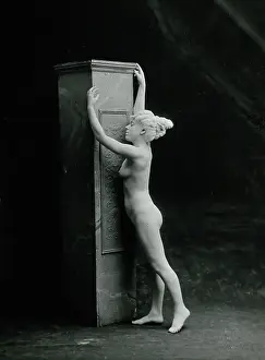 Adoring Prints: A young woman, posing naked in a classical attitude