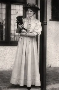 Zena Dare (1887-1975), English actress, early 20th century. Artist: Foulsham and Banfield