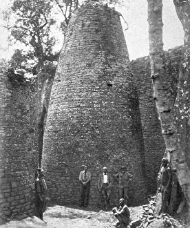 Zimbabwe Prints: Zimbabwe. La tour conique du sanctuaire du Temple elliptique; Afrique Australe